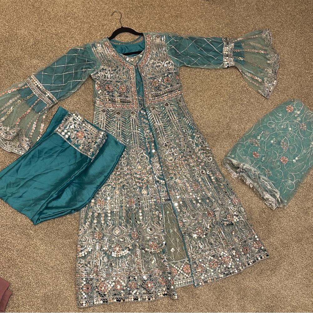 Brand new Pakistani fancy suit medium/large
